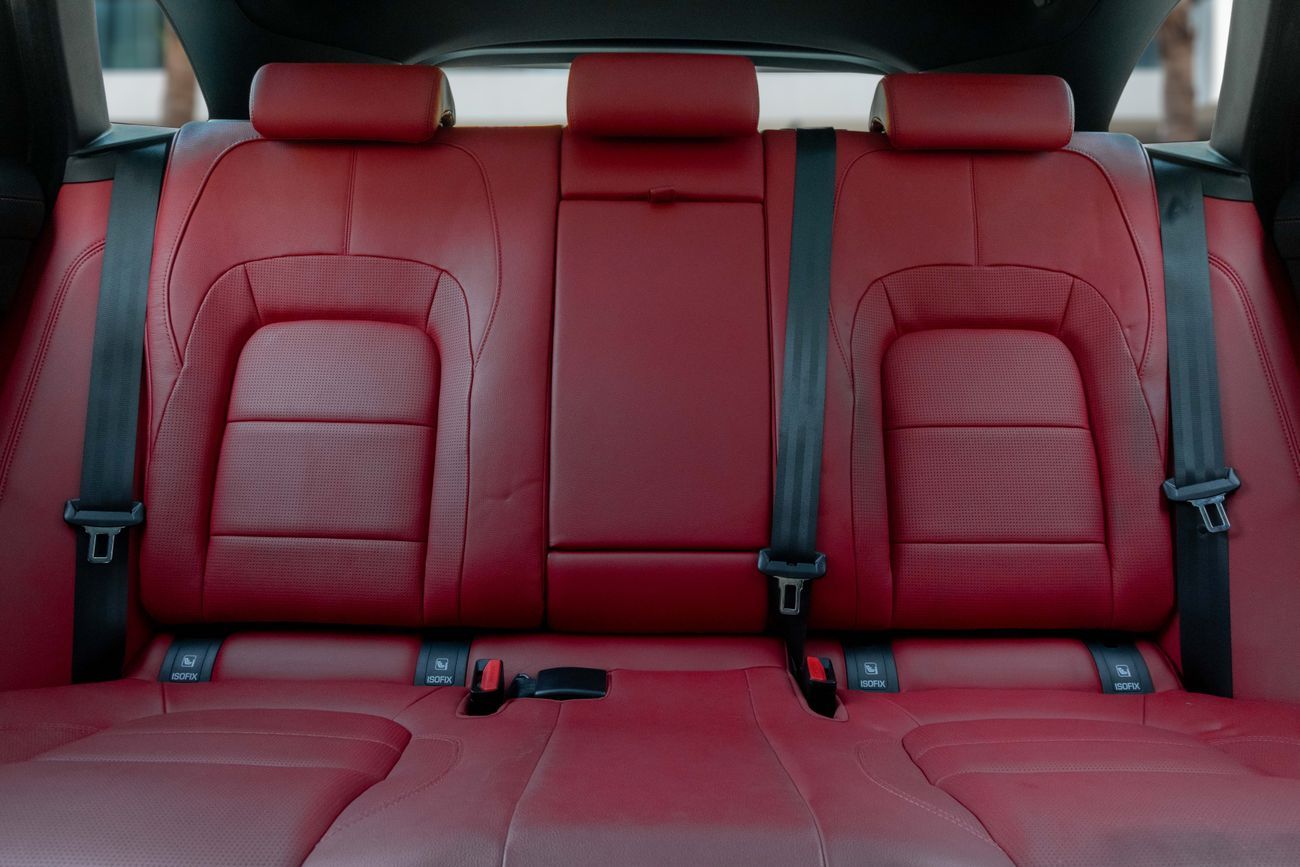 جاكوار F بيس F-Pace | 3,330 P.M | 0% Downpayment | SE R-DYNAMIC | AGENCY WARRANTY 2027!