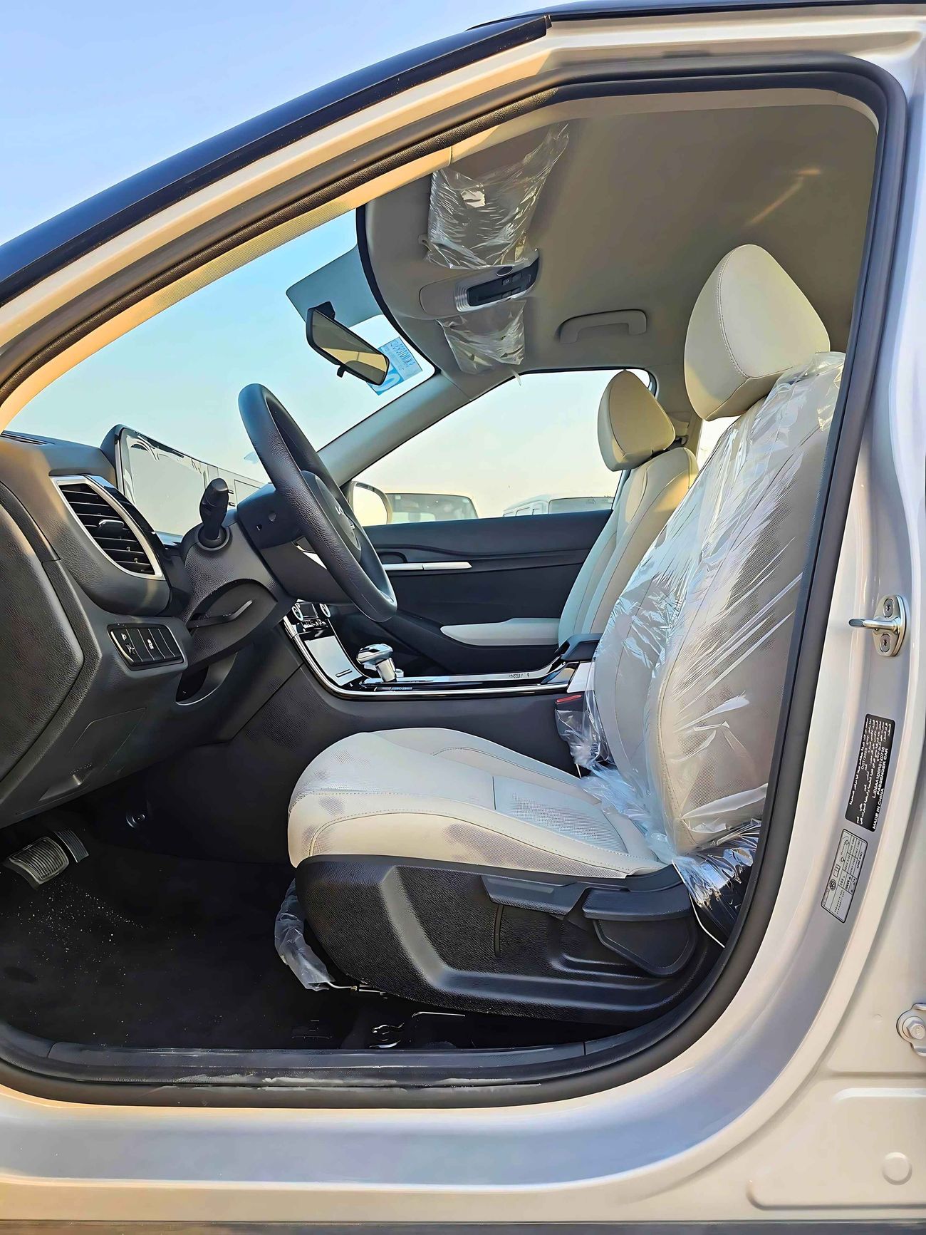 Kia Seltos DUAL TONE, 1.5L V4 PETROL, WITHOUT SUNROOF, DVD+ CAMERA (CODE # 68091)