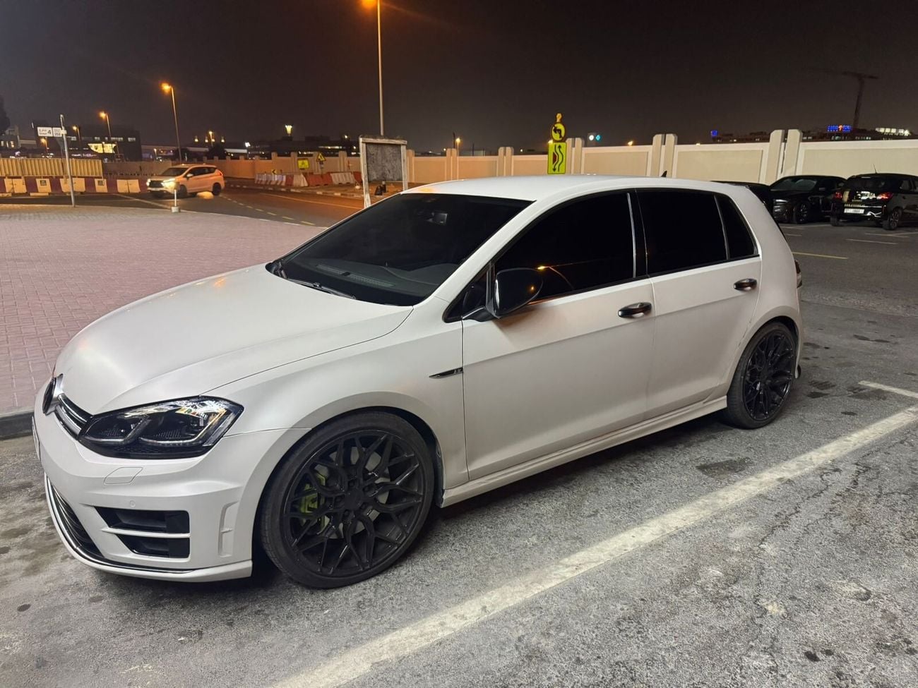 Volkswagen Golf R Sport 2.0L (290 HP)