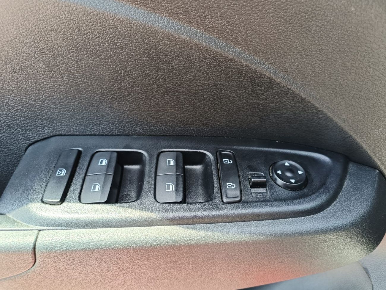 هيونداي فنيو QXI Premier Plus Turbo, 1.0L V4, Alloy Wheels, Sunroof (CODE # VEN10AF)