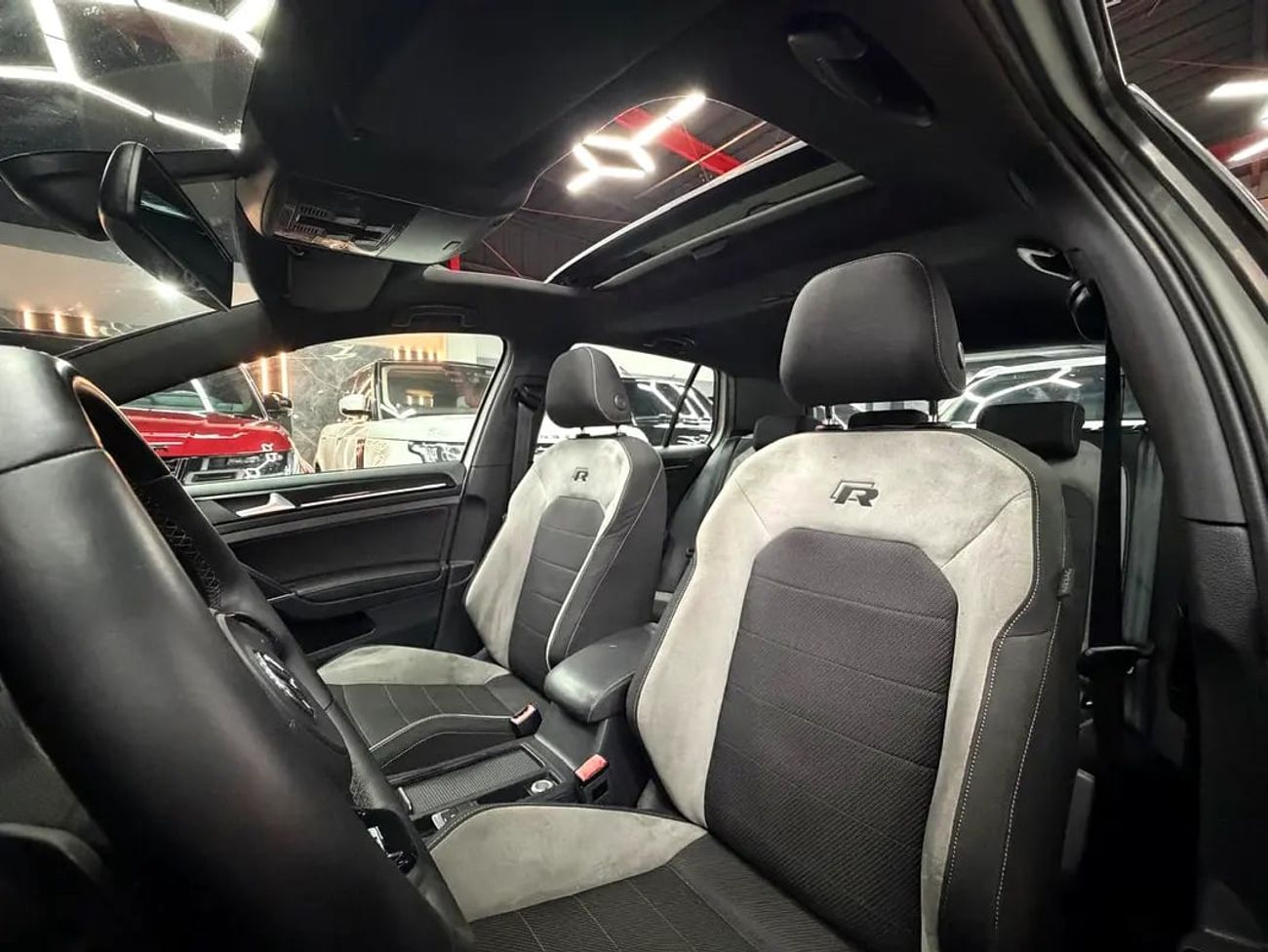 فولكس واجن جولف ار Vw R | 1 Owner | Original Paint | GCC Specs | No Accidents