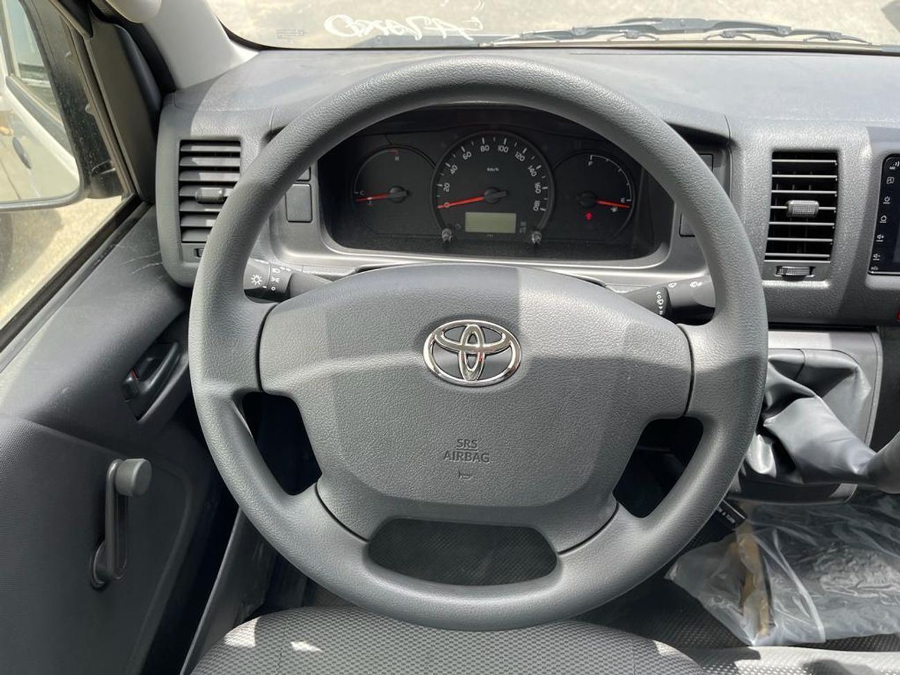 تويوتا هاياس toyota hiace 2025 standardroof  103000aed export