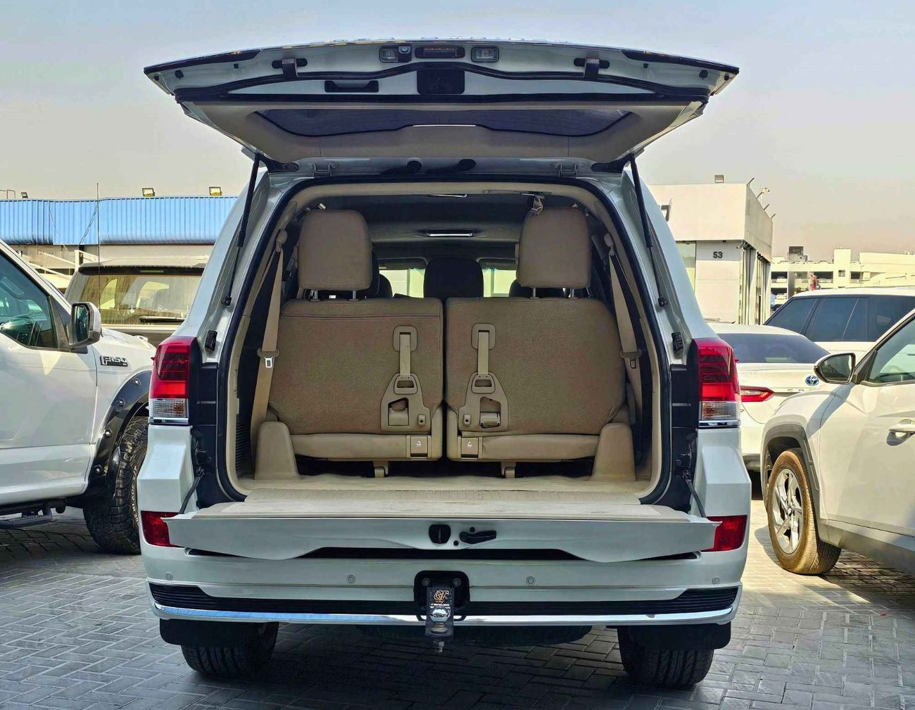 تويوتا لاند كروزر GXR V6/ SUNROOF/ WARANTY/ FSH/ SINGLE USER/ LEATHER/ FREE REGISTERATION/ 2266 MONTHLY /LOT#20936