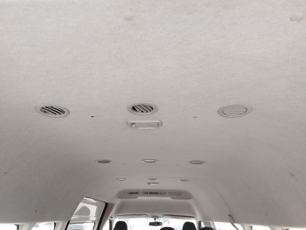 Toyota Hiace TOYOTA HIACE COMMUTER VAN RHD 2018 MODEL 3.0 L DIESEL AUTOMATIC(PM36297)