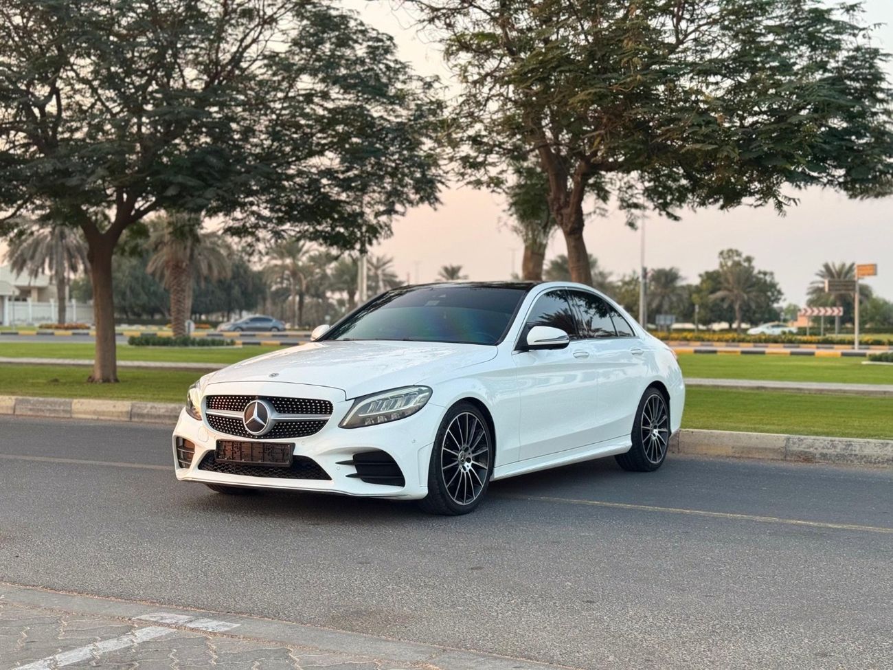 مرسيدس بنز C 200 MERCEDES C200 MODLE 2019 GCC SPACE FULL OPTION 360 CAMERA