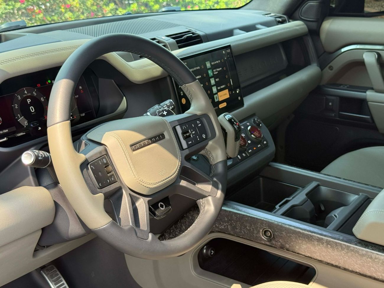 لاند روفر ديفندر 110 P635 OCTA V8