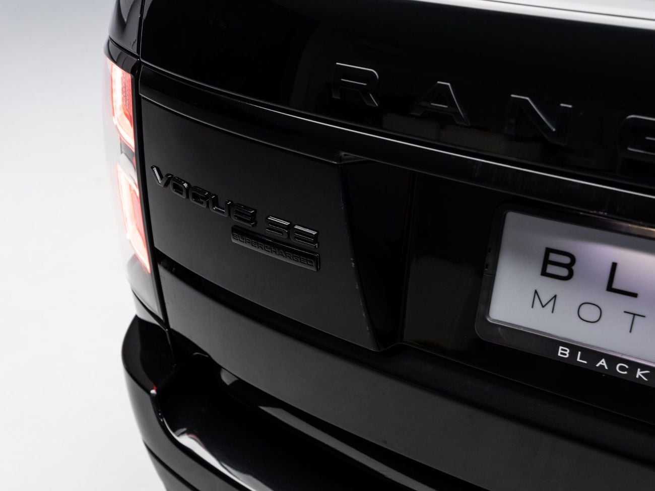Land Rover Range Rover VOGUE SE BUY NOW, PAY 2027 | THE BLACKLINE STANDARD | 12 Month Blackline Warranty, GCC
