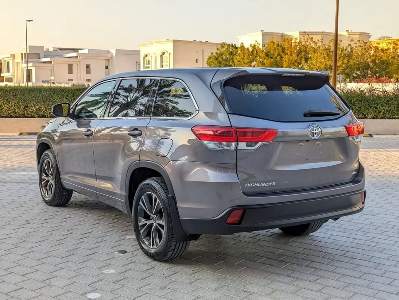 تويوتا هايلاندر Le Plus 3.5L V6- Rear Camera - 7 Seater