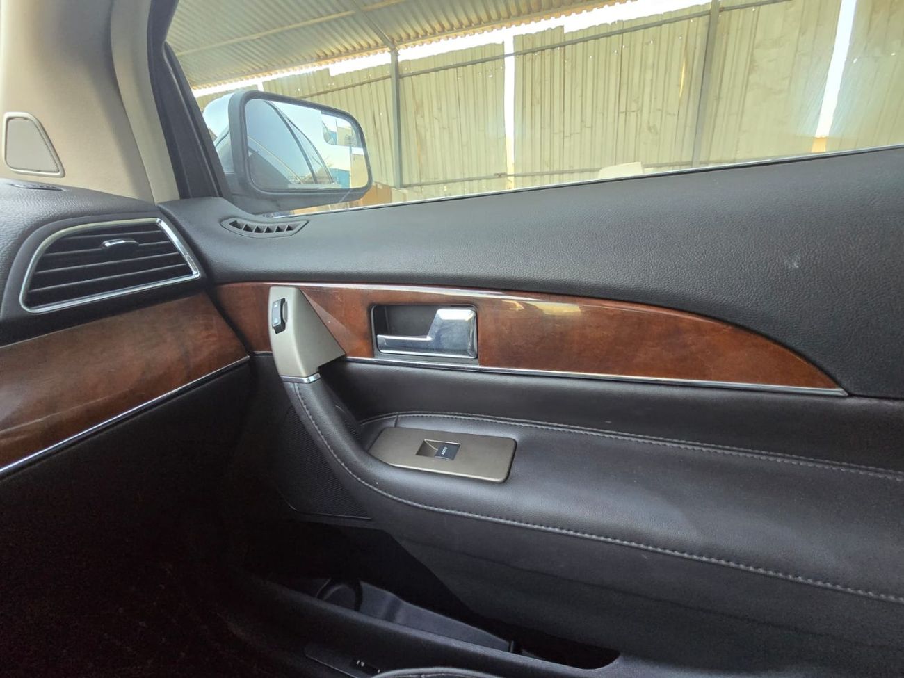 Lincoln MKX 2013 Lincoln MKX – Luxury midsize SUV in excellent condition. Powered by a strong 3.7L V6 engine wit