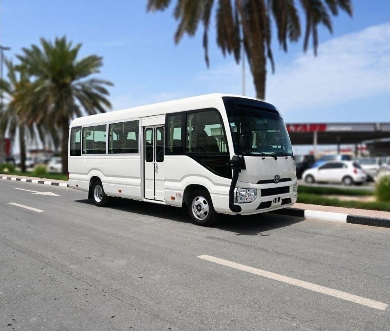 تويوتا كوستر موديل 2023 ديزل 4.2 لتر 22 مقعدا ثلاجة دليل النقل أبيض بالخارج أسود من الداخل