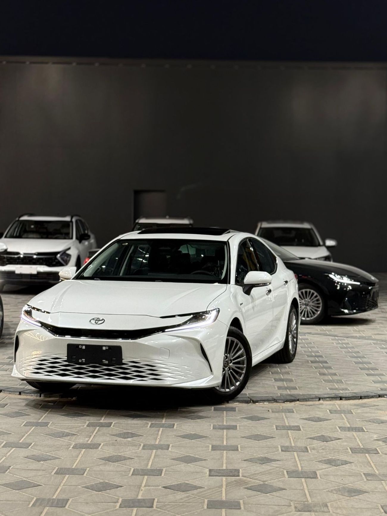 Toyota Camry (*تويوتا كامري هايبرد/ لاكجري*) *موديل* : 2025 *السعر* : 105.000 درهم  *ممشي* : صفر ك/م  (*مواصفات خ