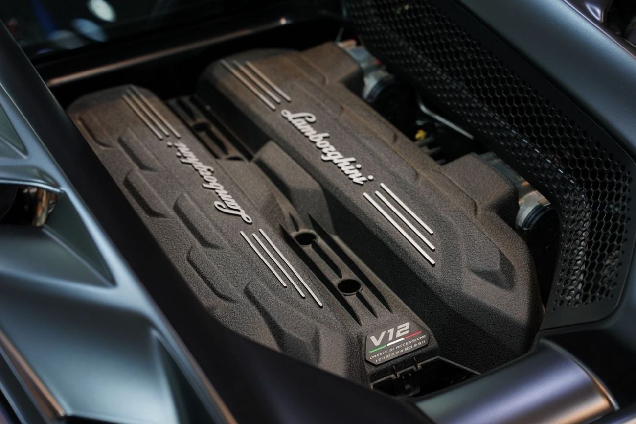 Lamborghini Revuelto Standard Carbon Fiber Interior, Hybrid V12, 700 KM Only, Dealer Warranty!!