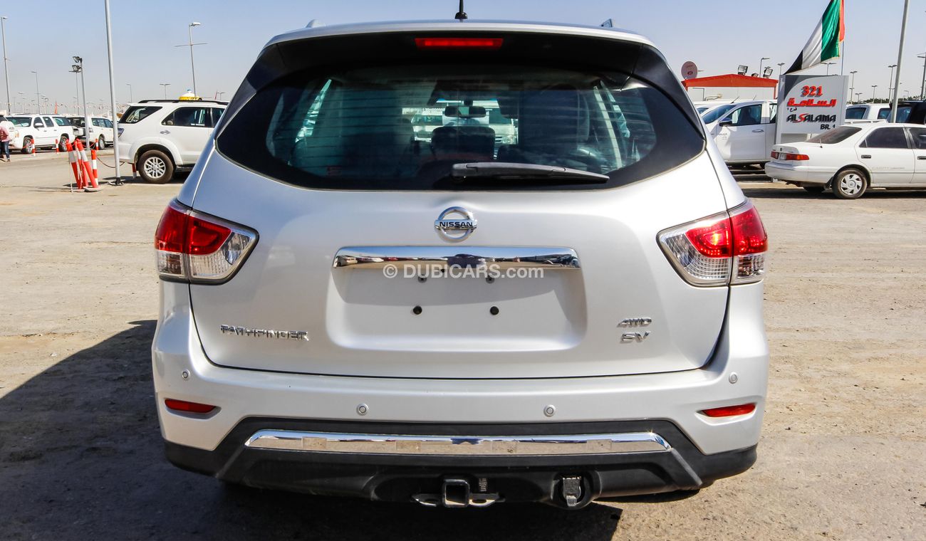 Nissan Pathfinder SV 4WD