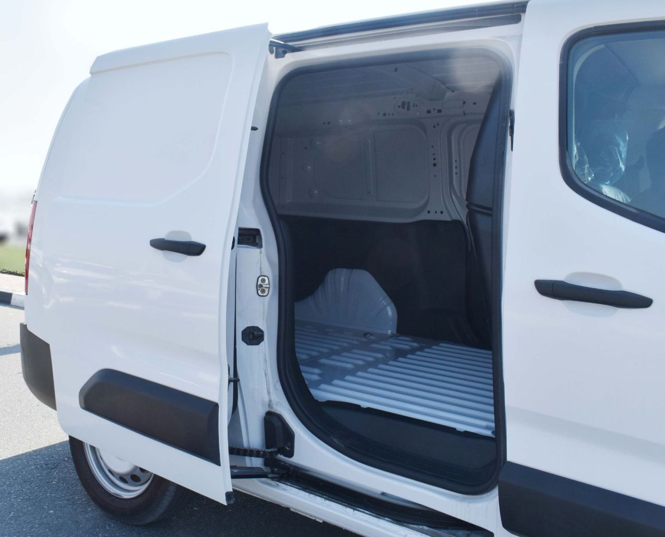 Peugeot Partner Peugeot Partner van, 1.6L Manual Transmission- 2024