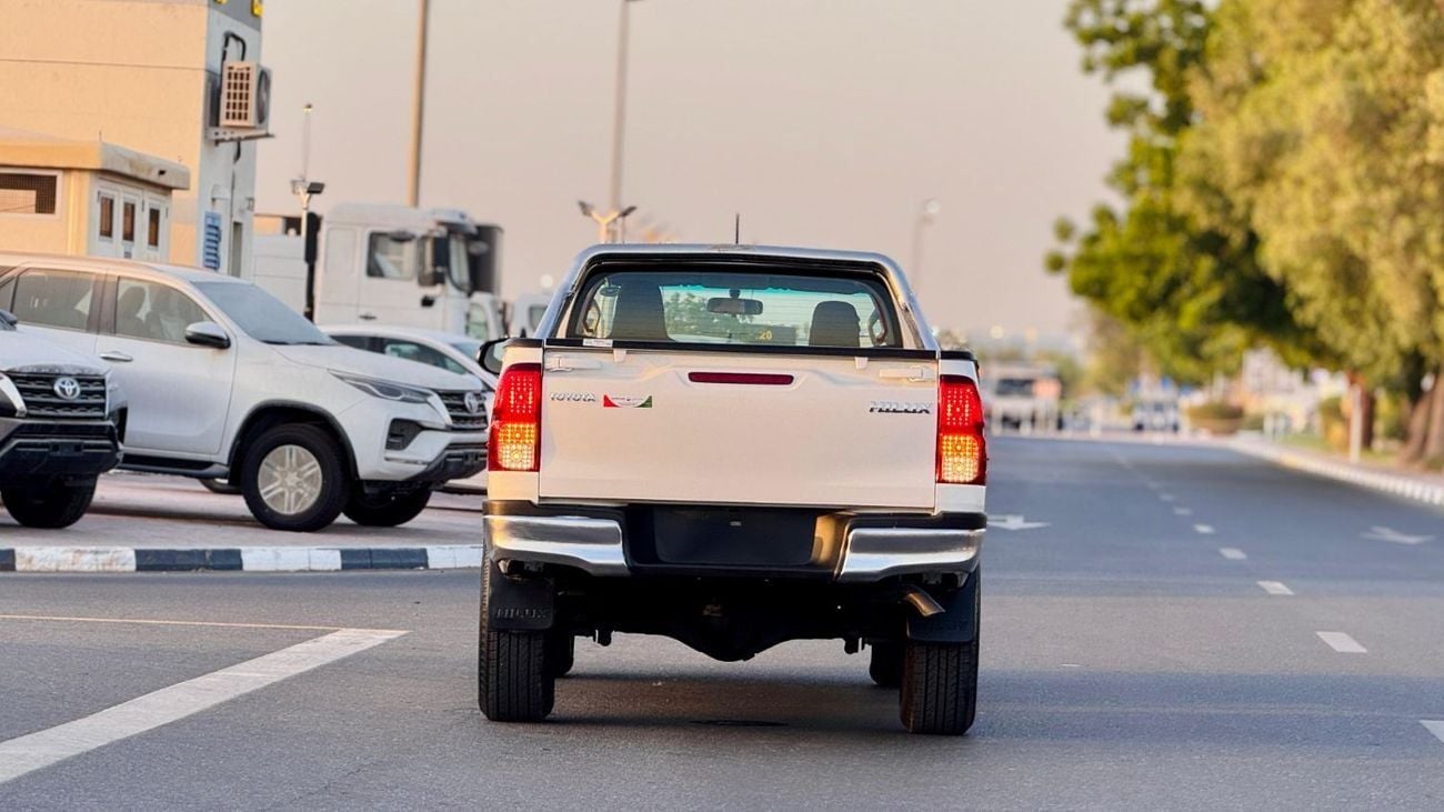 Toyota Hilux HEAVY-DUTY BULL BAR | 2.4L DIESEL ENGINE | MANUAL TRANSMISSION | 4WD