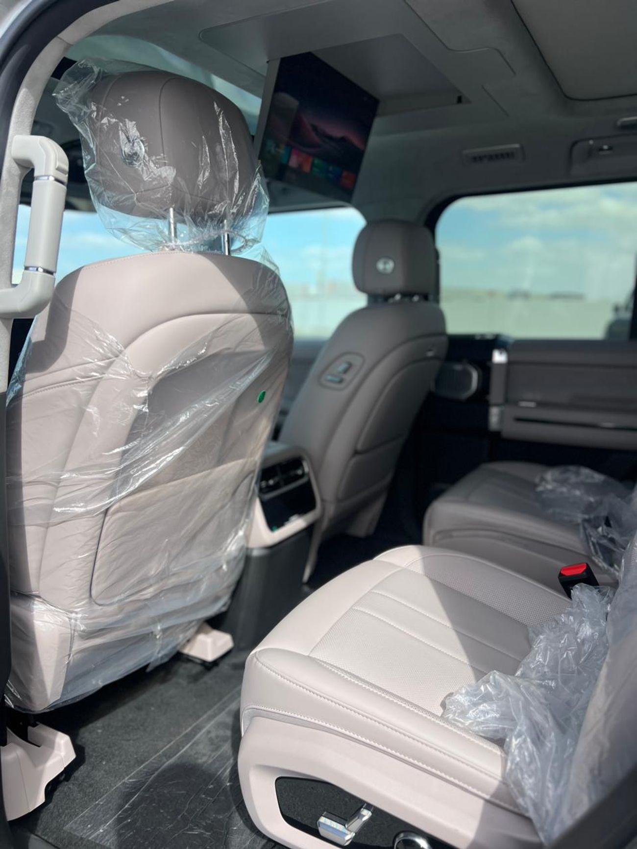 Jetour G700 2.0L Turbo engine with dual electric motors, delivering a combined 724 horsepower and 795 Nm torque,