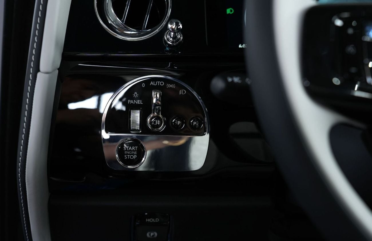 رولز رويس كولينان Silver Badge AWD V12