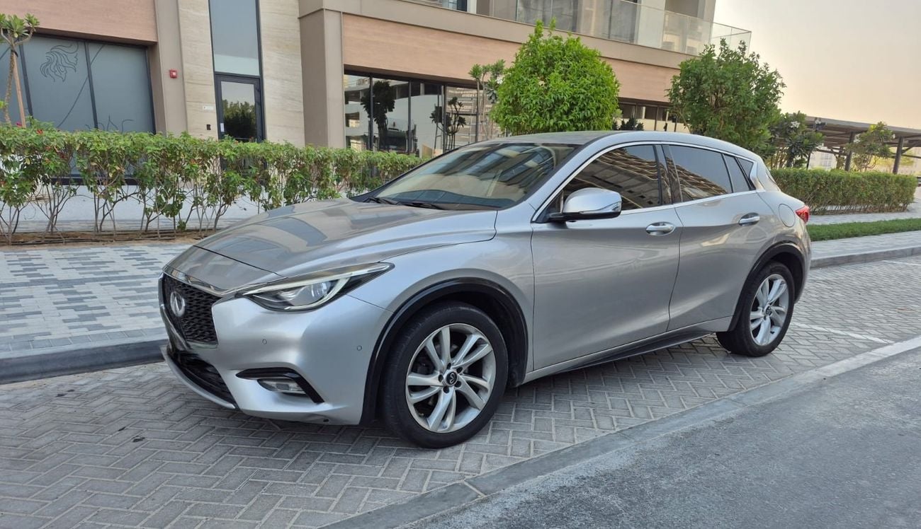إنفينيتي Q 30 لوكس