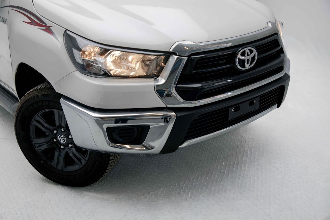 تويوتا هيلوكس 2.7L - Super White Inside Red | Export Only