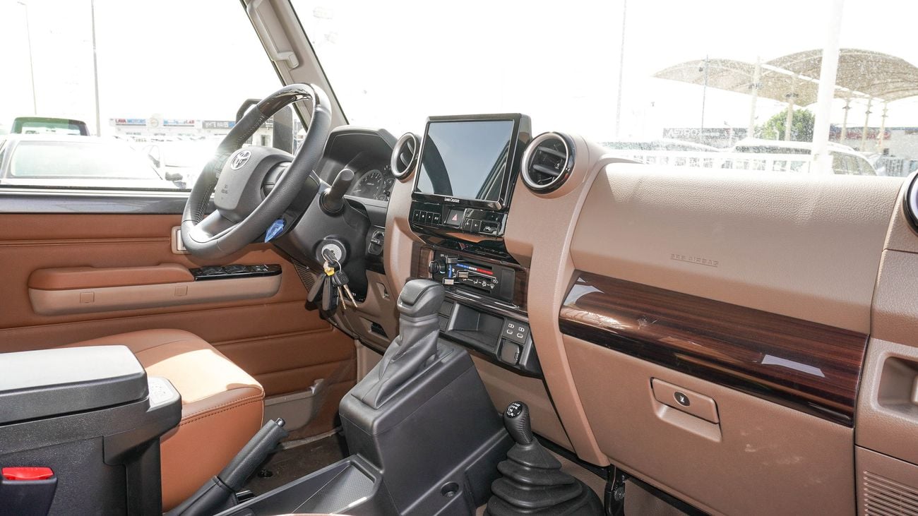 تويوتا لاند كروزر بيك آب LX 4.0L V6 A/T