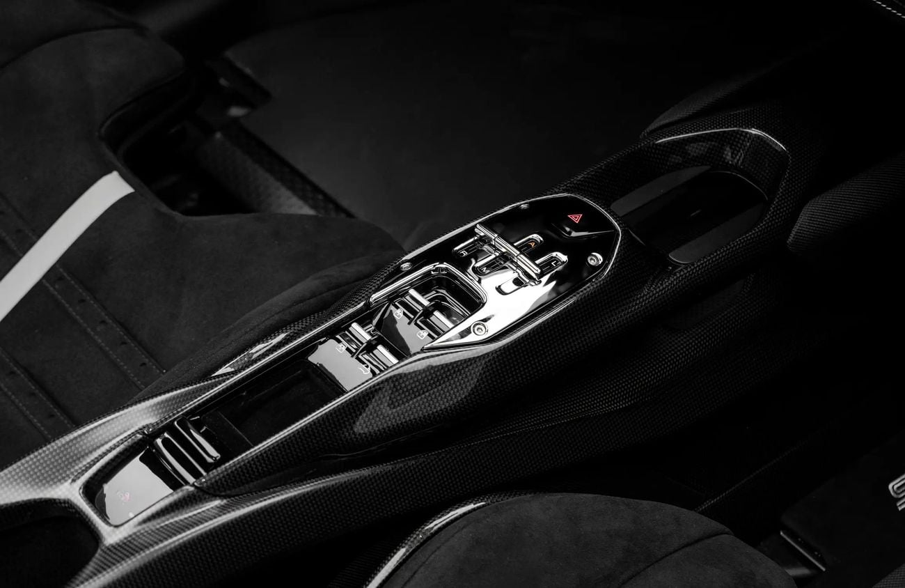 فيراري SF90 سبيدر 4.0L Twin-Turbocharged V8 + 3 Electric Motors