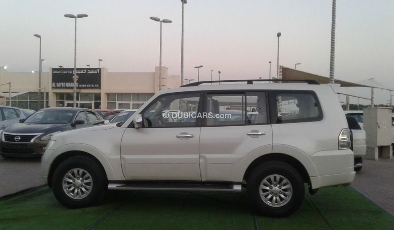 ميتسوبيشي باجيرو 2013 ابيض  خليجى بحالة ممتاذة ماشى قليل