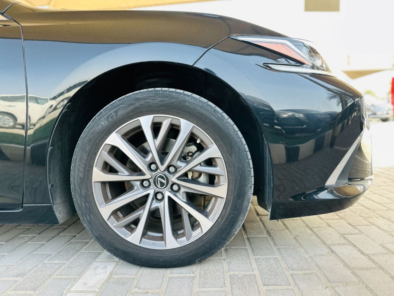 لكزس ES300h 2023 Lexus ES 300H - Black inside Brown
