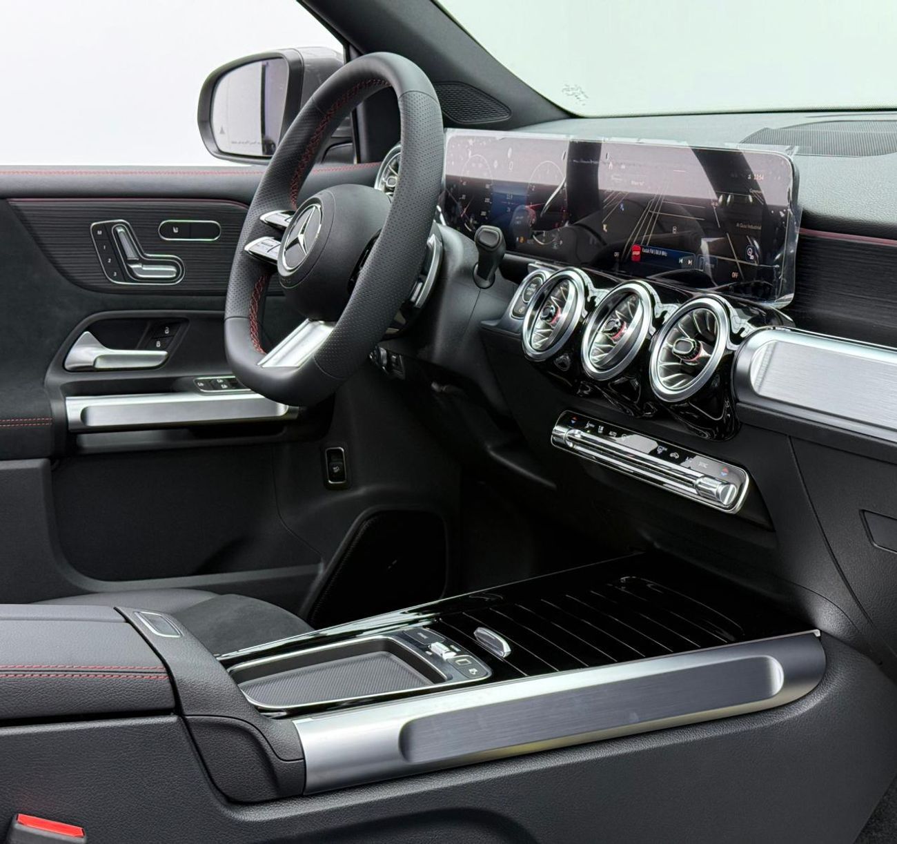 مرسيدس بنز GLB 200 *Brand New* 2026 Mercedes Benz GLB200, 5 Years Mercedes Warranty, Delivery Km, 7 Seater, GCC