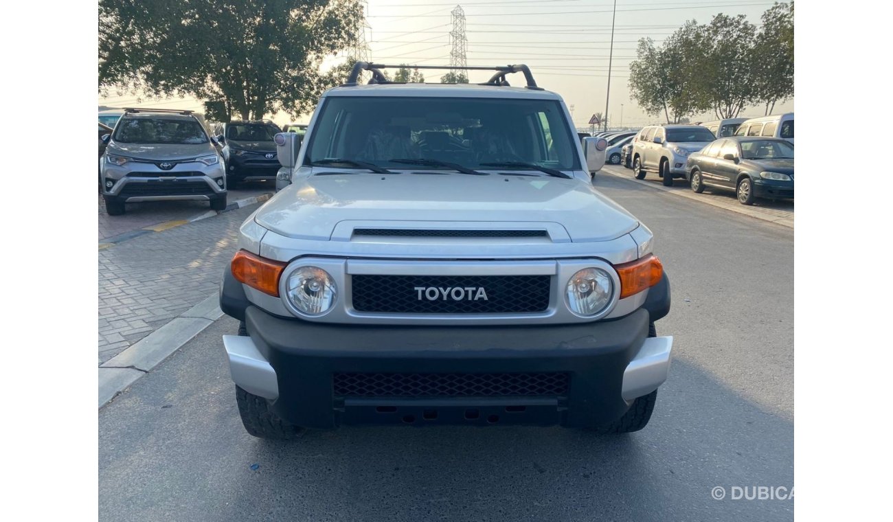 تويوتا إف جي كروزر petrol left hand drive 4.000L year 2008 silver color 4x2