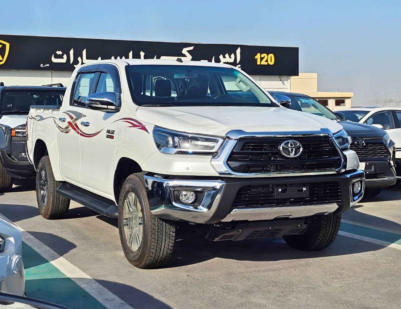 تويوتا هيلوكس SR5 / 2.4L DIESEL A/T / BLIND SPOT / DIFF LOCK / FR&RR CHROME BUMPERS / (CODE # HDFAA)