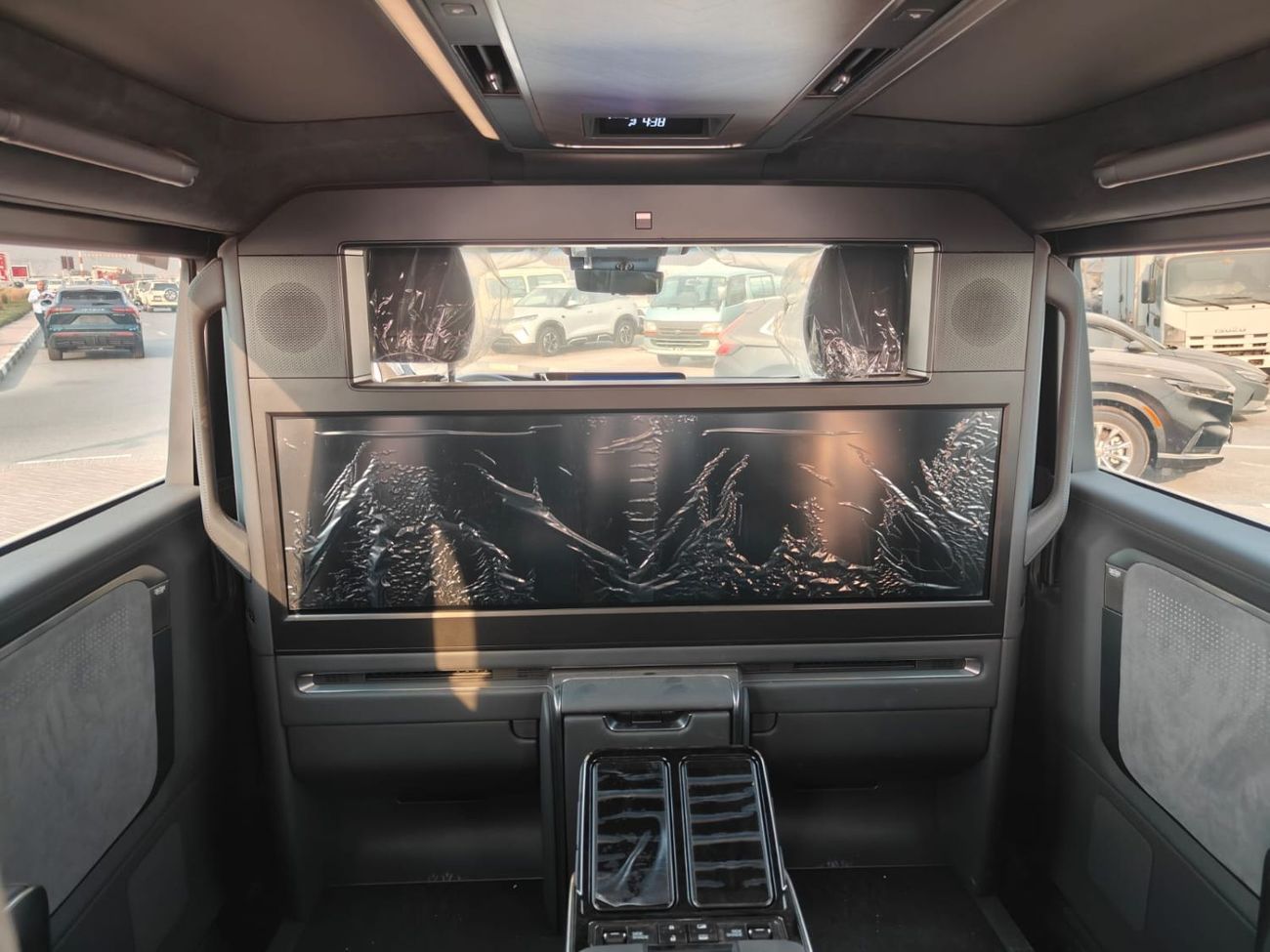 Lexus LM 350h 2025 Lexus LM350h VIP 4-Seater 2.5L 4-Cyl Hybrid A/T Export Only