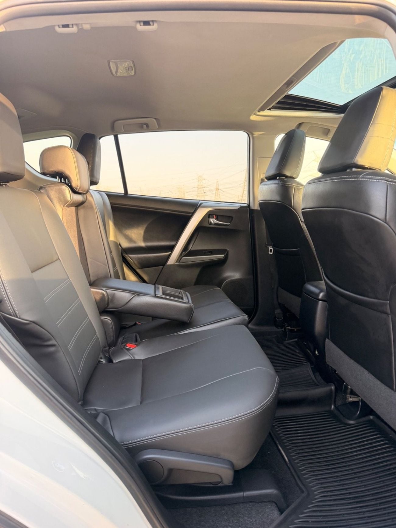 Toyota RAV4 XLE 2.5L / Sunroof, leather seats 2018 morel full option