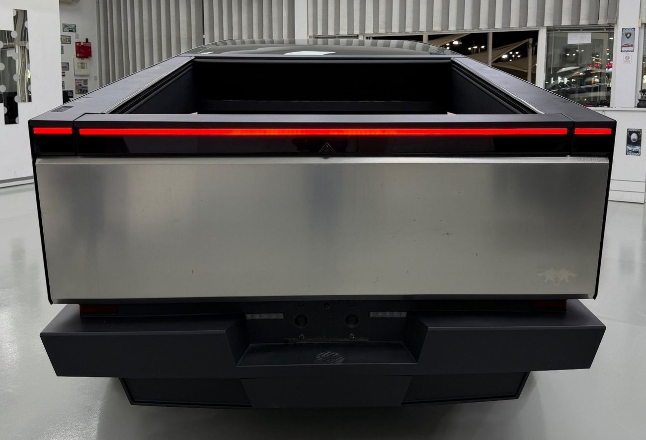 Tesla Cybertruck Foundation Series .. 3 motor