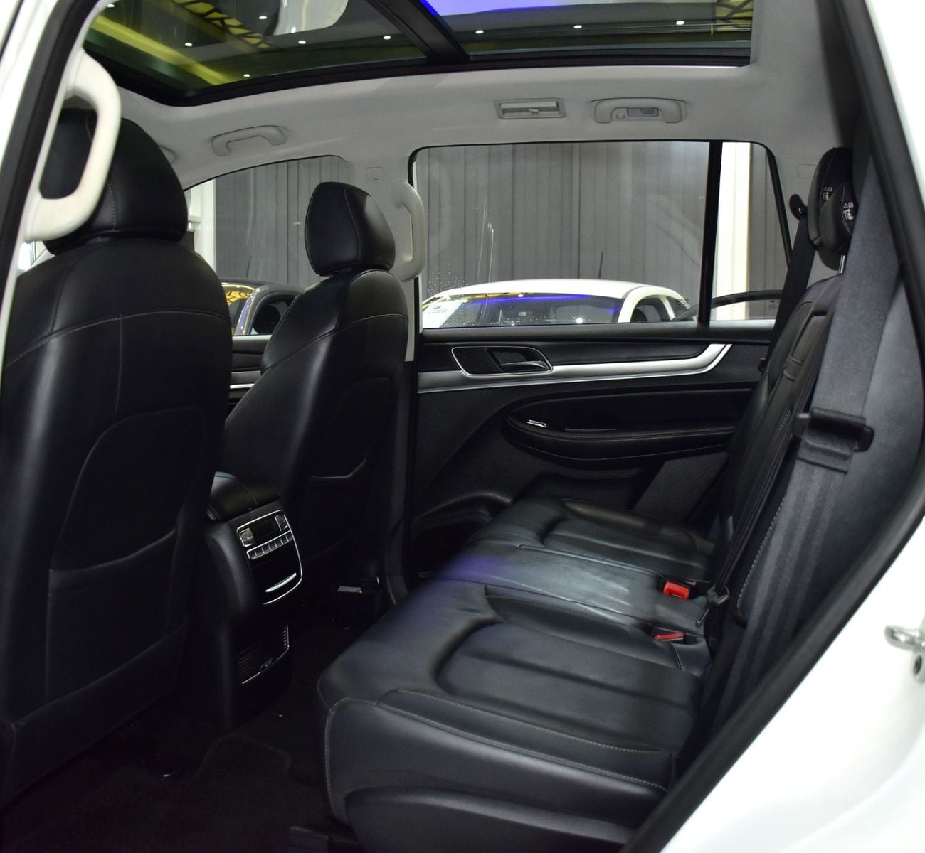 أم جي RX8 EXCELLENT DEAL for our MG RX8 30T 4WD ( 2020 Model ) in White Color GCC Specs