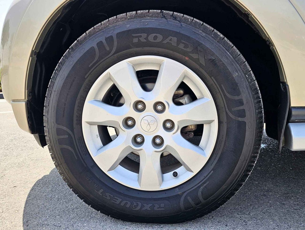 ميتسوبيشي باجيرو /GLS 3.5/ 4WD/ DVD CAMERA/ LOW MILEAGE/861 MONTHLY/LOT#700160