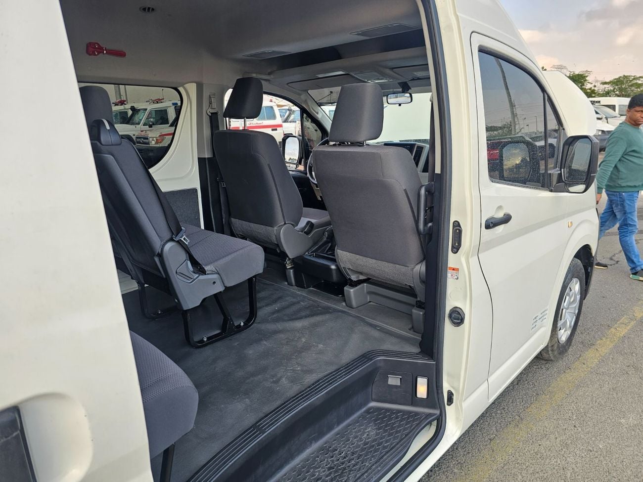 Toyota Hiace Commuter Highroof-3.5L-LHD-2WD-Side Glass-13 Seats- 4 Doors-Petrol-Automatic