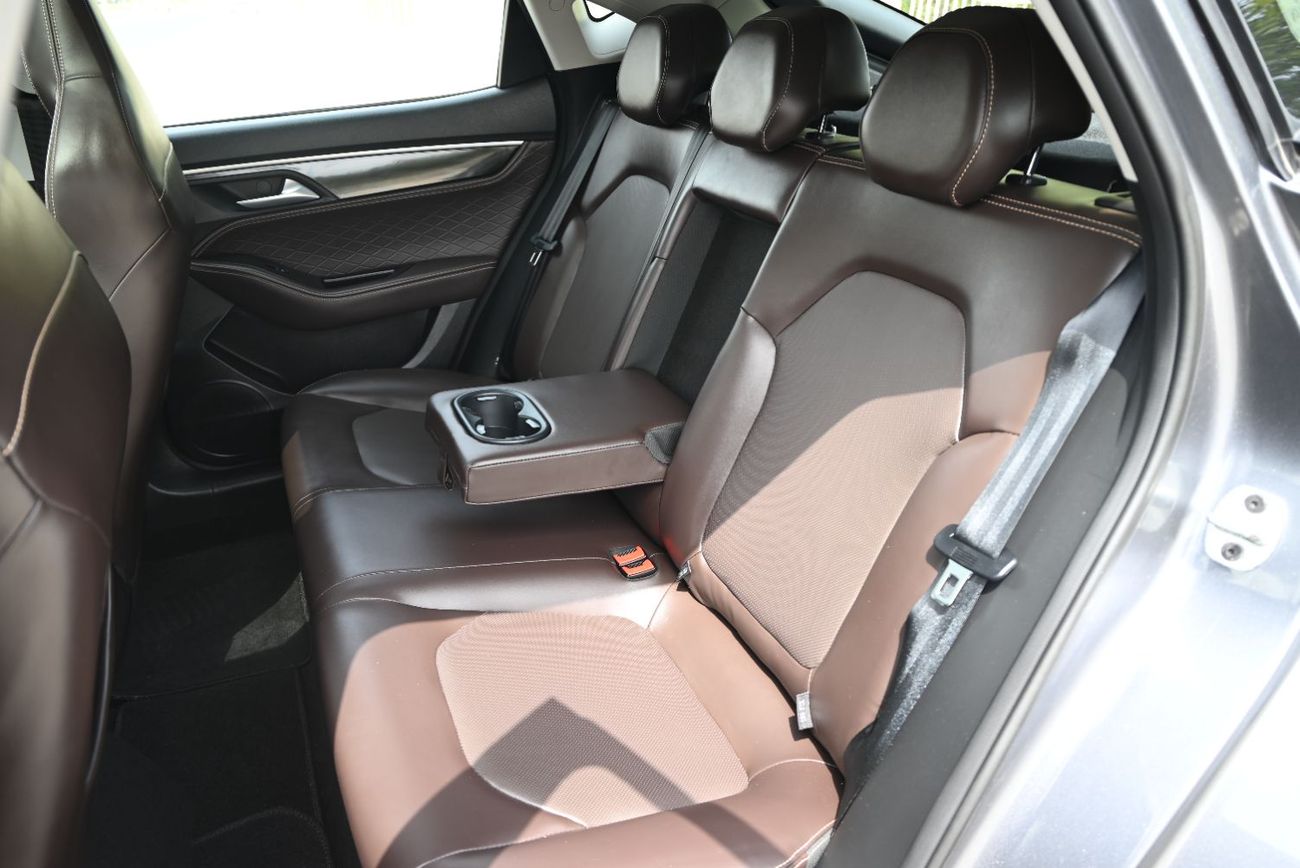 جاك J7 570 AED - ORIGINAL PAINT - JAC J7 1.5TC LUXURY 2023 - LOW MILEAGE - FIRST OWNER