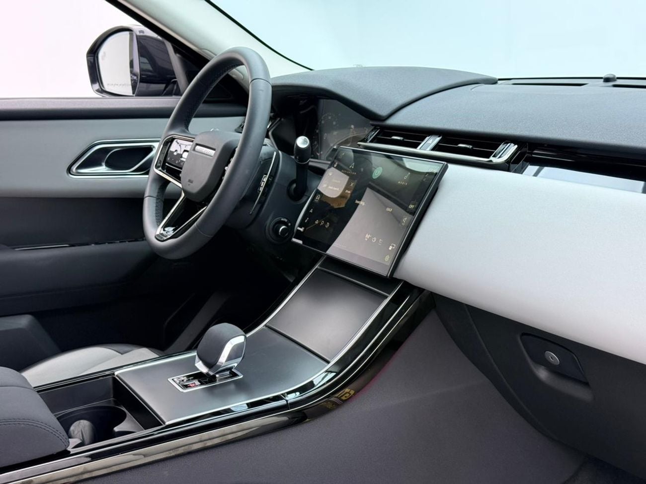 لاند روفر رينج روفر فيلار 2025 Range Rover Velar P250 R-Dynamic SE, 2029 LR Warranty + Service Pack, Fully Loaded, GCC