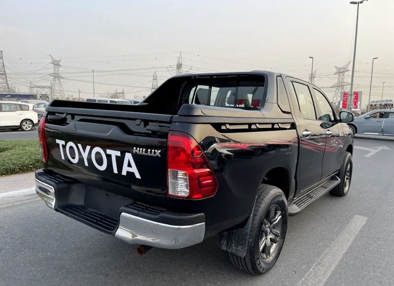 تويوتا هيلوكس GLX 2021 2.7 ENGINE 4 CYLINDER BLACK COLOR INSIDE BLACK AND RED GCC SPECS VERY GOOD CONDITION