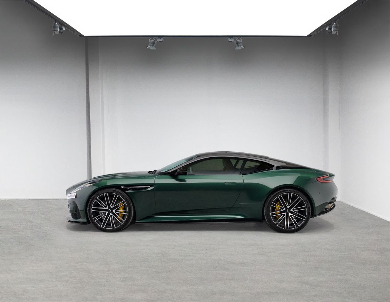 أستون مارتن DB12