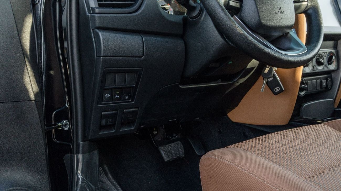 تويوتا فورتونر GX 2026 Toyota Fortuner GX 2.4L AT Diesel (Black-Tan)