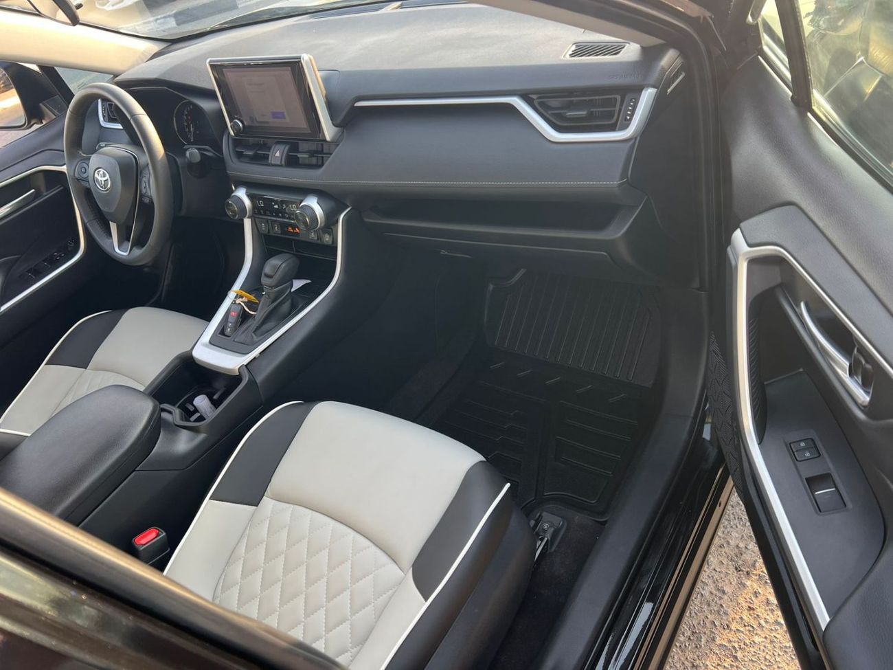 Toyota RAV4 2023 Toyota RAV4, XLE - 2.5L -V4 - 4 Wheel Drive - 4X4 - ELECTRIC  & LEATHER SEATS - PUSH START - Re