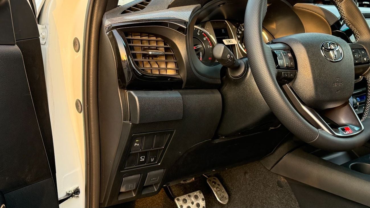 تويوتا هيلوكس GR Sport 4.0L