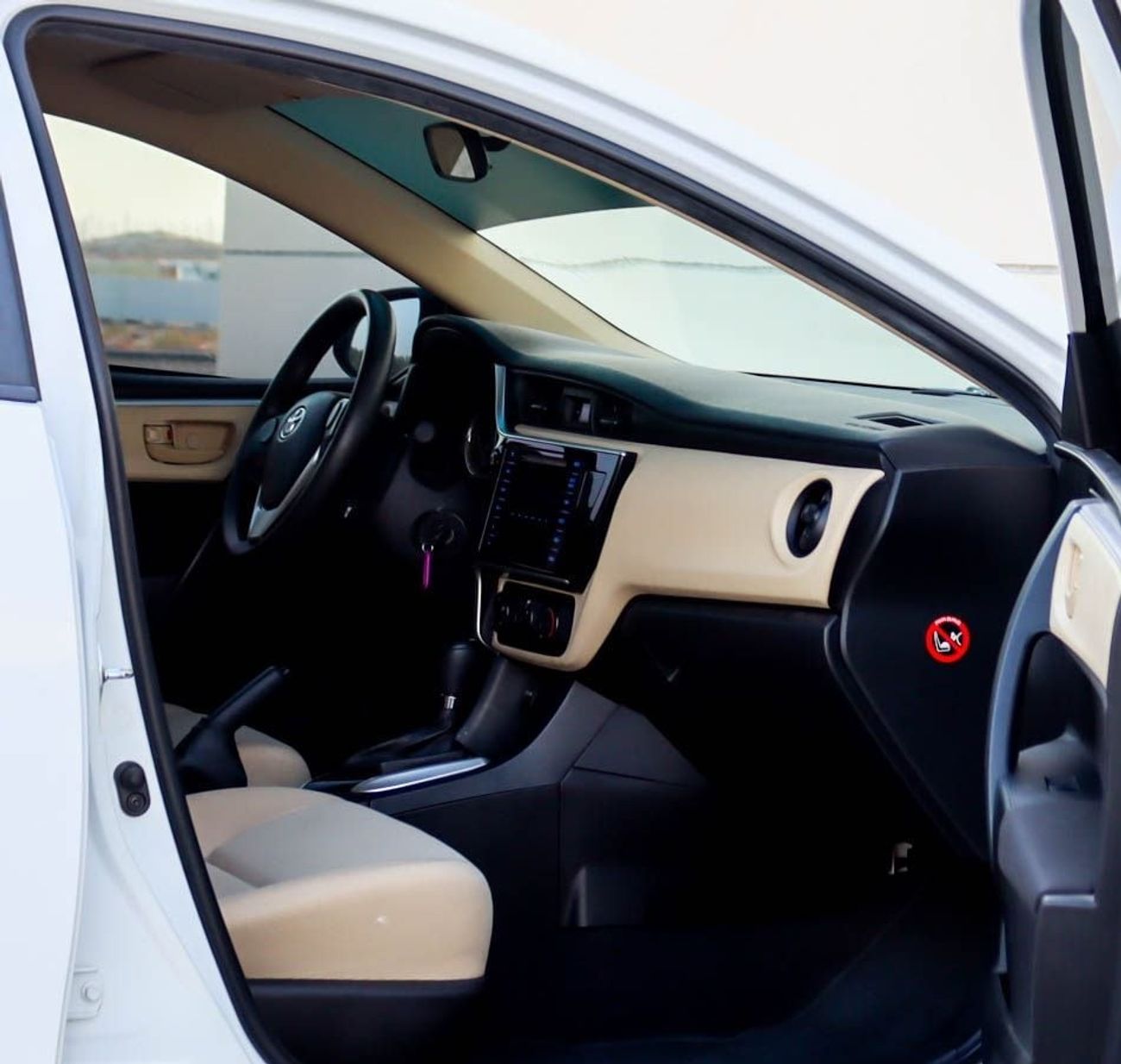 تويوتا كورولا سيارة تويوتا كورولا SE (E170) موديل 2017، سيدان بأربعة أبواب، محرك بنزين سعة 1.6 لتر، ناقل حركة أوتو