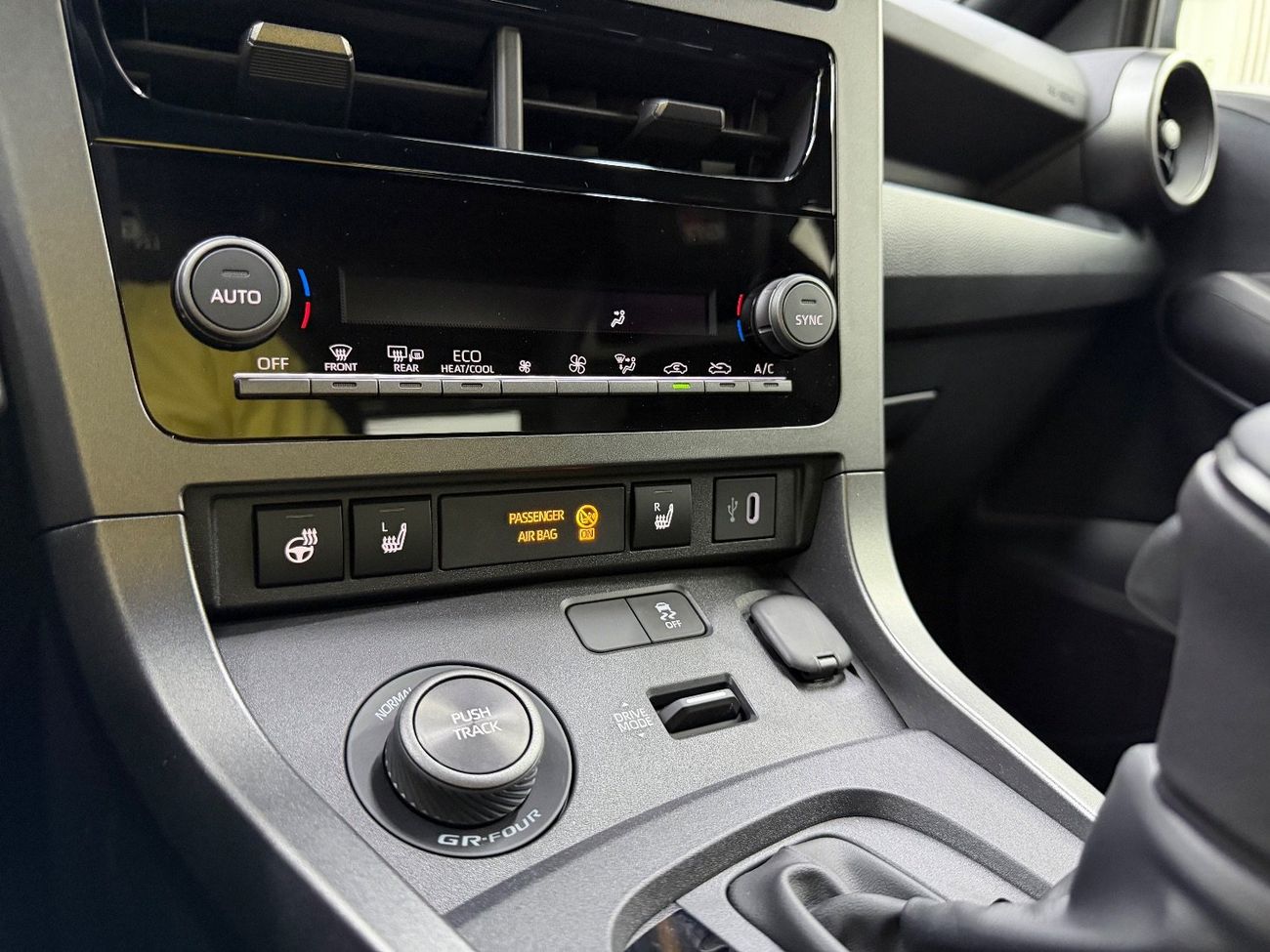 تويوتا يارس GCC .. BRAND NEW .. O km .. GR