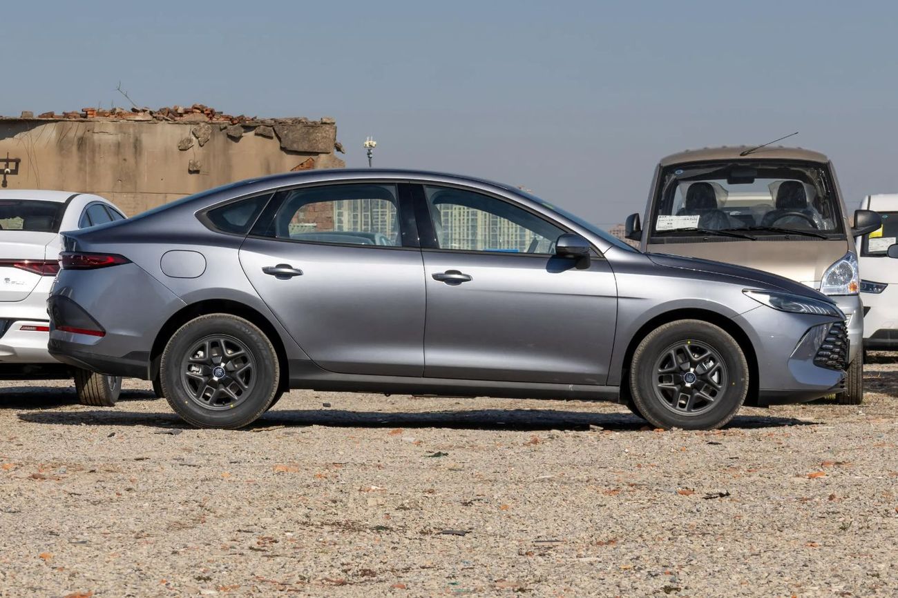 بي واي دي كين بلاس BYD Qin PLUS DM-i 55KM الطراز الرائد