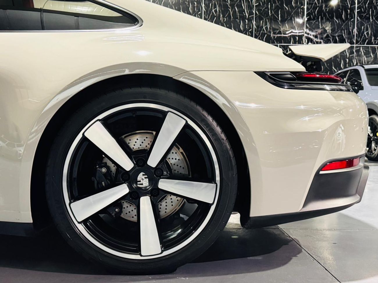 Porsche 911 Carrera 3.0L (380 HP) Coupe 2025 Porsche 911 Carrera, Eur Specs with international War till Nov 2027