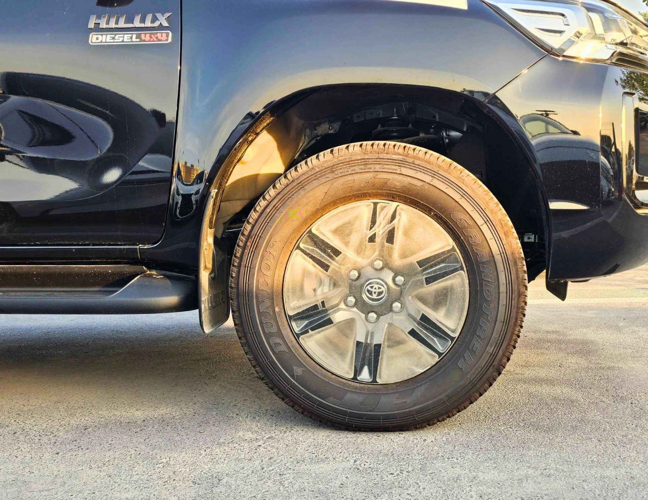 Toyota Hilux SR5 WIDE BODY / 2.4L DIESEL A/T 4WD / REAR CHROME BUMPER / DIFF LOCK / FULL OPTION (CODE#HDAHA)