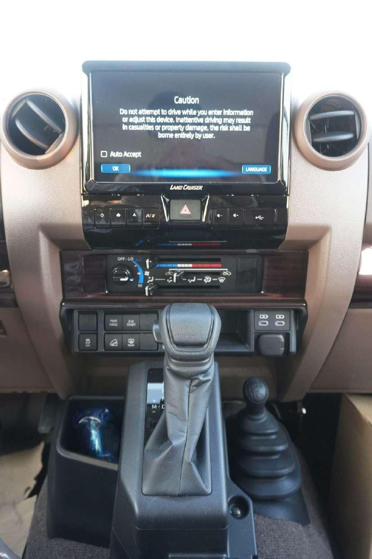 تويوتا لاند كروزر 70 LC76 LX 2.8 ناقل حركة أوتوماتيكي، دفع رباعي، قفل تفاضلي، صندوق تبريد، ونش، مصابيح LED، كاميرا خلفية