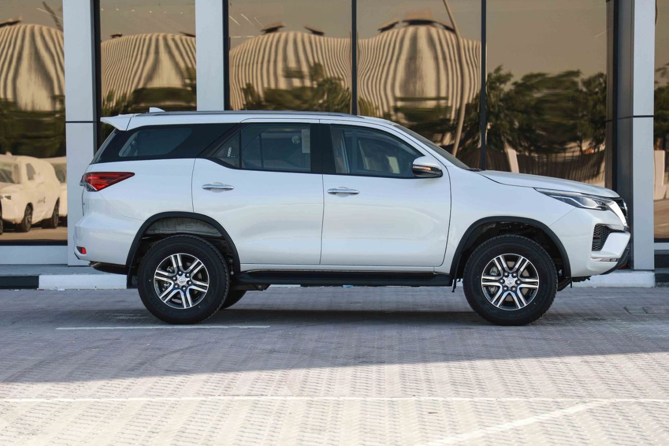 تويوتا فورتونر 2025 Toyota Fortuner GXR 4.0 - Platinum White inside Beige | Export Only